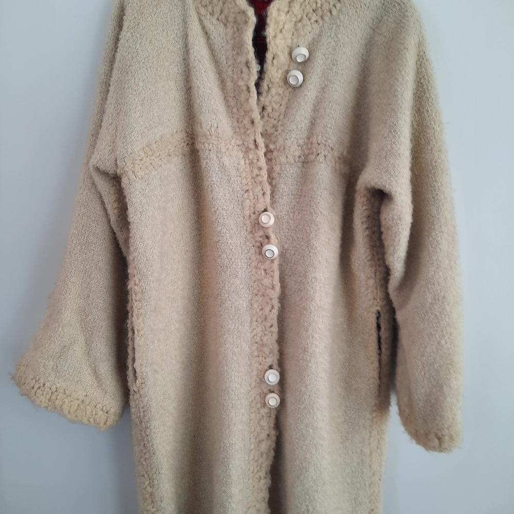 VINTAGE Cream Sherpa/Boucle Long COAT with Tartan Plaid Lining - Button Front - Picture 2 of 13
